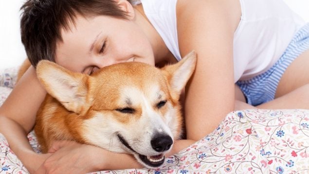 Las personas que hablan con sus mascotas tienen estas 7 características, según los psicólogos