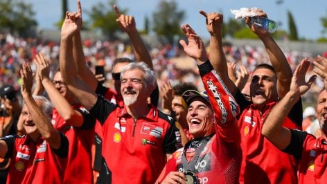 Marc Márquez celebra con el equipo Ducati una victoria al sprint esta temporada. (Getty)