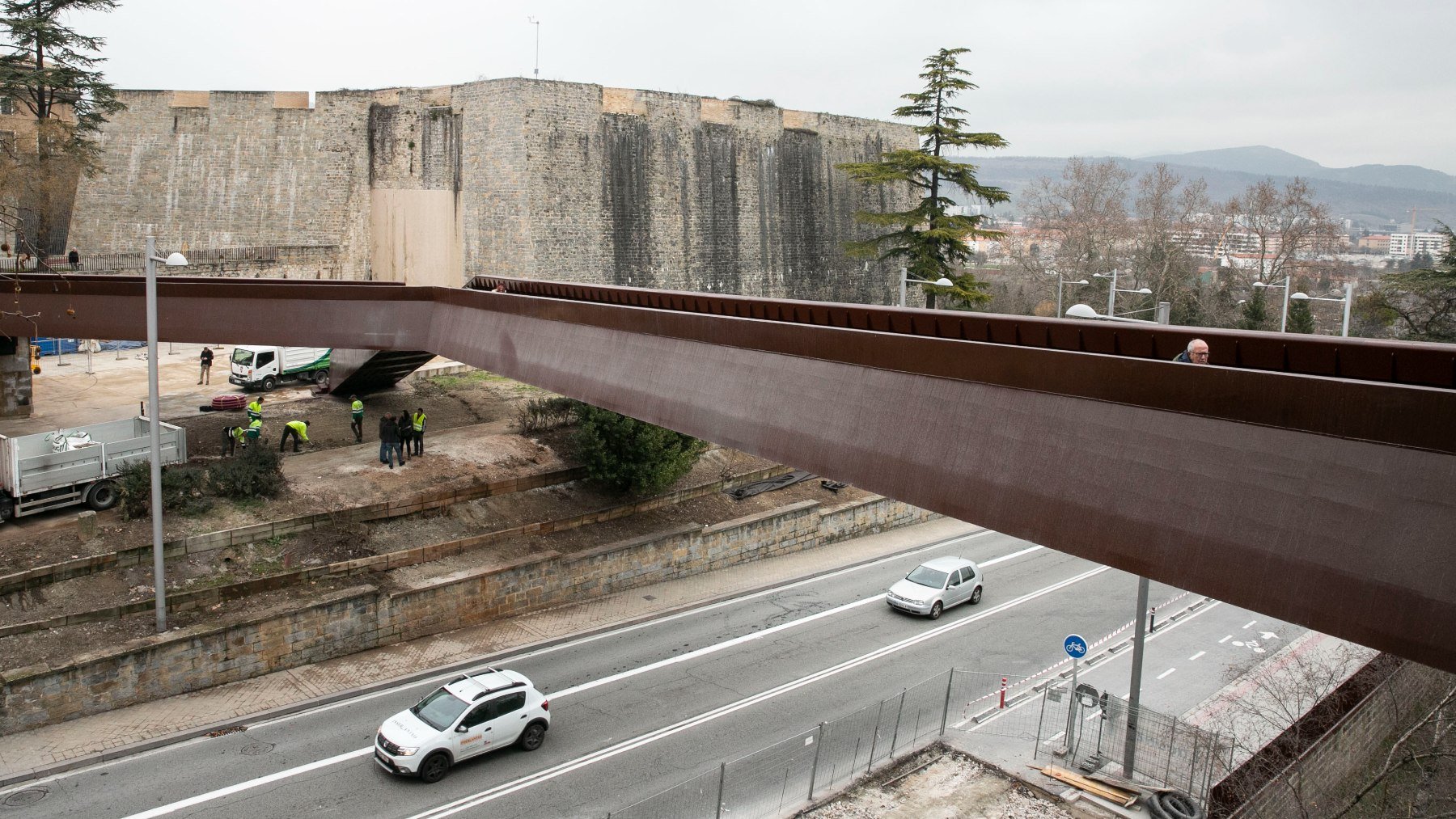 Los arquitectos elegidos por Moncloa para el Valle de los Caídos diseñaron la pasarela chapuza de Pamplona