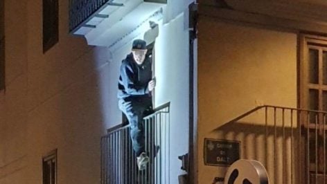 El intruso, en el momento de ser sorprendido. (POLICÍA LOCAL VALENCIA).
