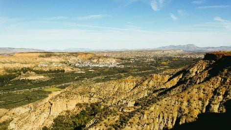 Vista panorámica de Guadix. Foto: Luispihormiguero en Wikimedia Commons.