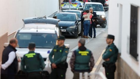 Agentes de la Guardia Civil custodian la vivienda de la víctima. (Efe)