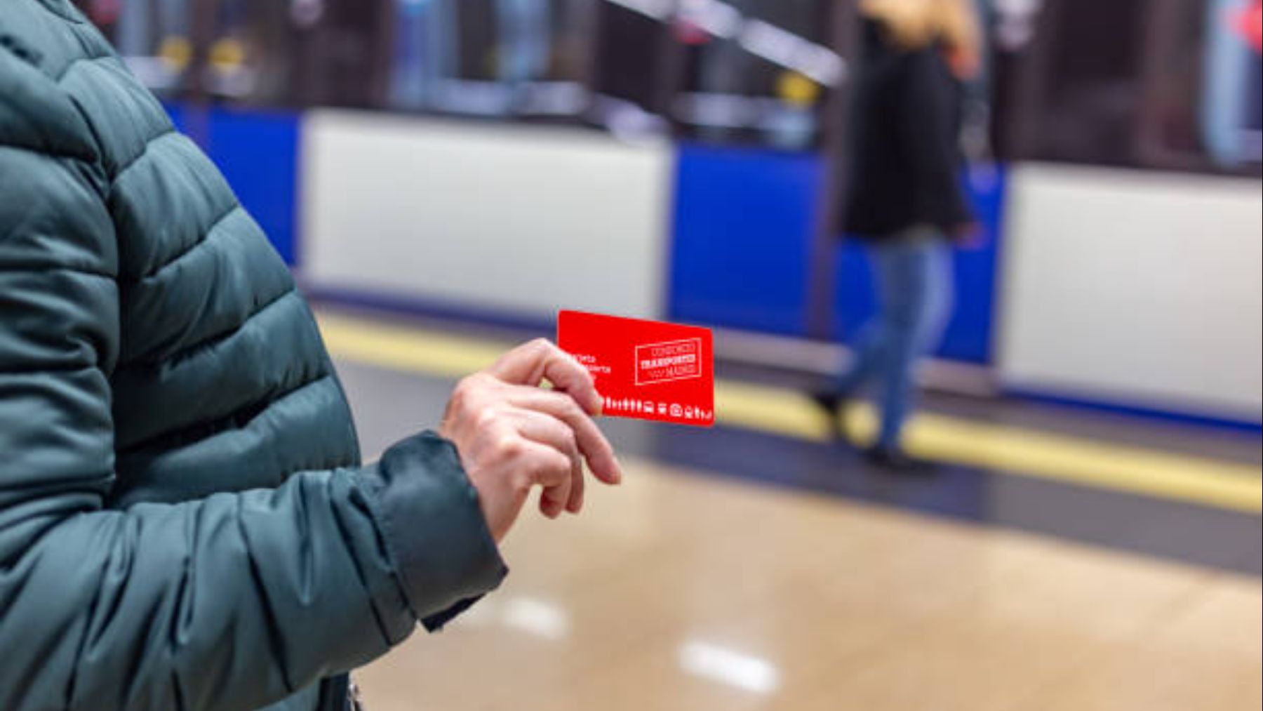 Adiós para siempre al abono rojo de transporte de Madrid: su sustituto es mucho más práctico y cómodo