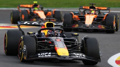 Max Verstappen y los McLaren por detrás. (Getty)