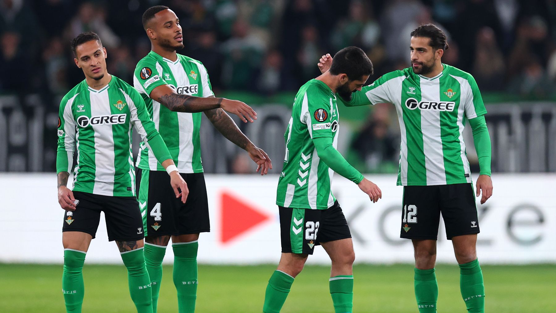 Isco se vuelve a lesionar por una patada... ¡de un compañero del Betis!