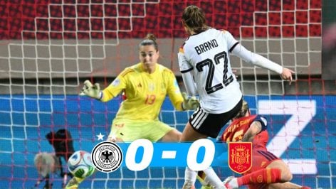 Cata Coll desvía un disparo de Brand.(EFE)