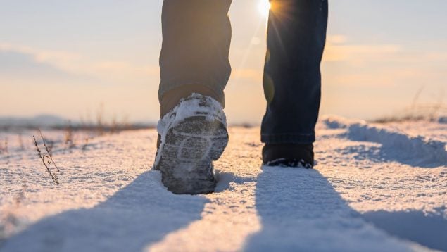Un hombre camina por la nieve.