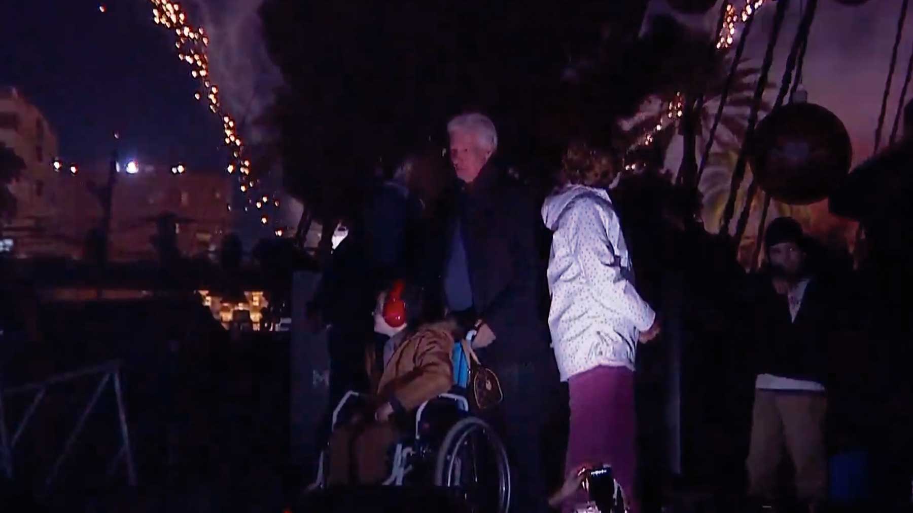 Richard Gere enciende el árbol de Navidad en Murcia y se marcha a oscuras por un apagón en la plaza