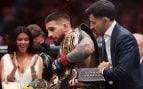 Ilia Topuria poniéndose el cinturón de la UFC. (Getty Images)