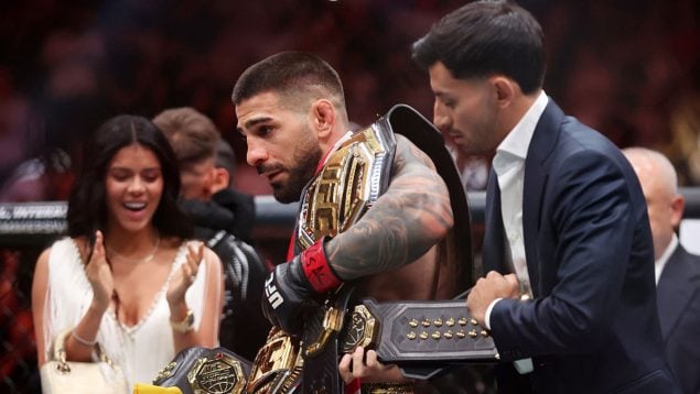 Ilia Topuria poniéndose el cinturón de la UFC. (Getty Images)