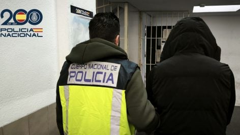Imagen del propietario del vehículo detenido en dependencias policiales.