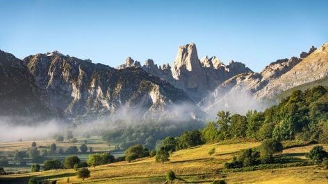 España tiene la suerte de contar con montañas espectaculares. En la imagen, el Naranjo de Bulnes, en los Picos de Europa (Asturias).