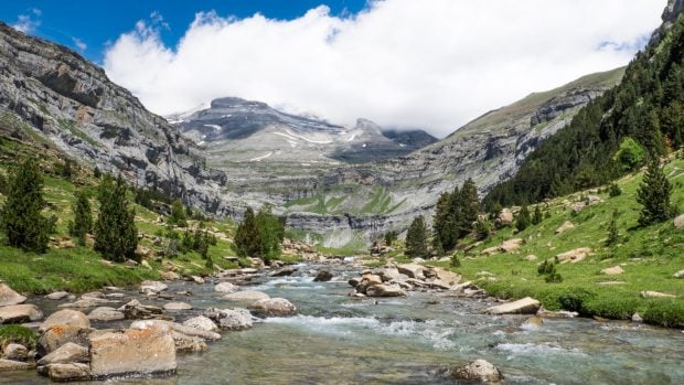 Valle de Ordesa (Huesca) mirando a las imponentes montañas pirenaicas.