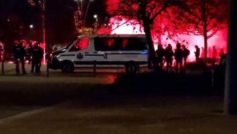 Ertzainas frente a los violentos abertzales que este viernes usaron técnicas de ‘kale borroka’ contra Vox en San Sebastián.