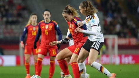 Alexia Putellas, ante Jule Brand y con Aitana al fondo, en el Alemania-España. (EFE)
