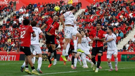 Jugadores de Mallorca y Osasuna pugnan por un balón durante el partido. (EFE)