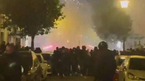 Ultras de Sevilla y Betis protagonizan una multitudinaria pelea cerca del Pizjuán.