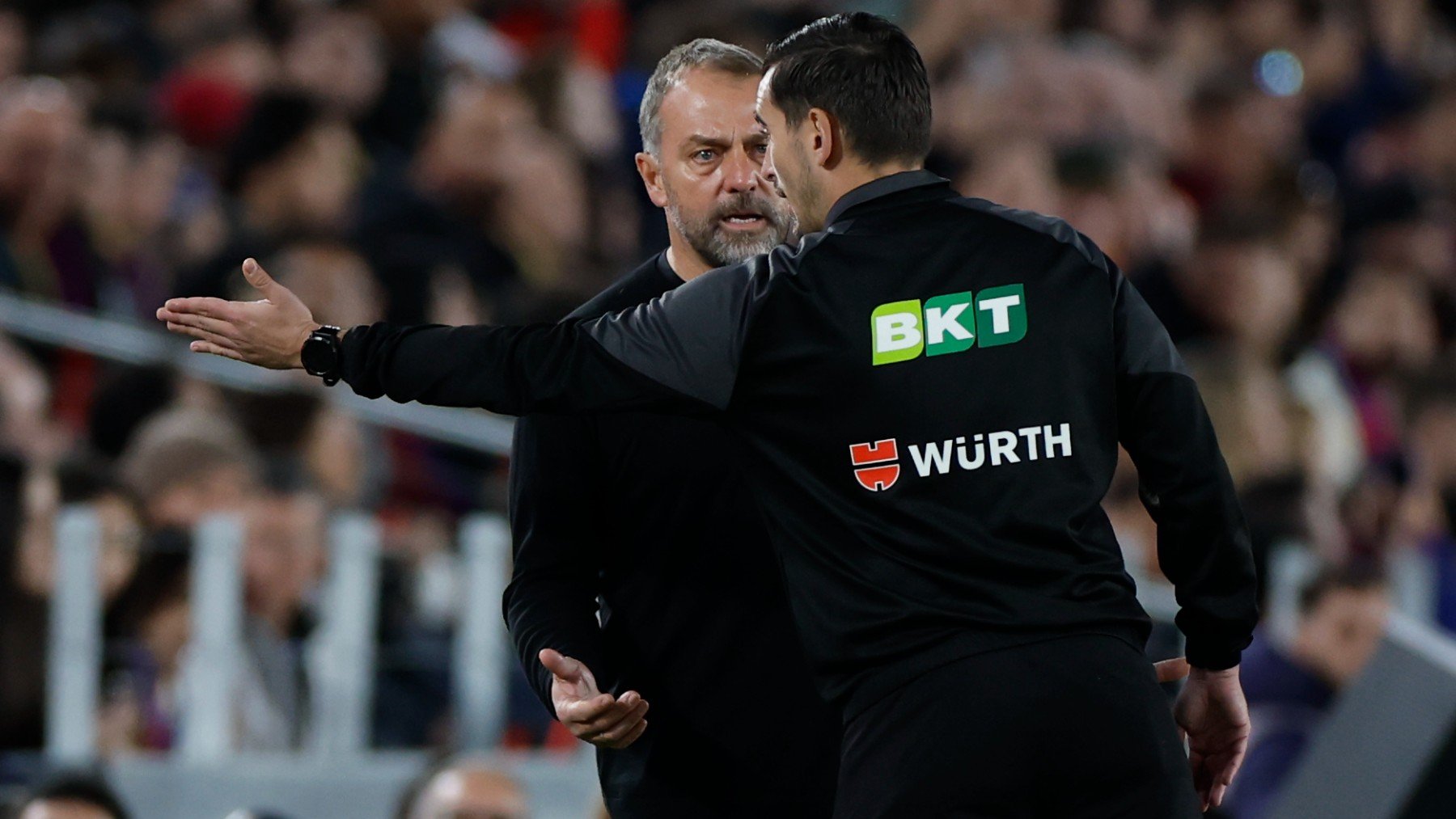 Hansi Flick con el cuarto árbitro. (EFE)