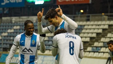 Los jugadores celebran la victoria del pasado sábado en Lleida.