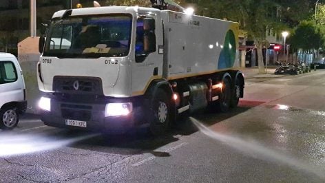 Camión de Emaya Palma limpiando una calle de la capital balear.