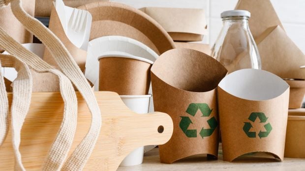 Estas son las trampas y trucos más habituales para seguir vendiéndonos plásticos de un solo uso