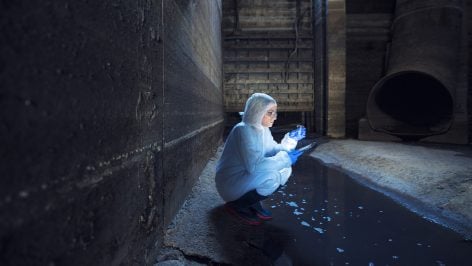 Una científica estudiando agua subterránea. Foto: Freepik.