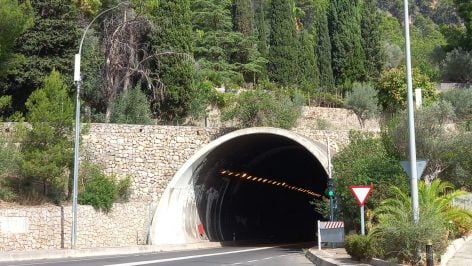 Una de las dos entradas al túnel de Sóller.