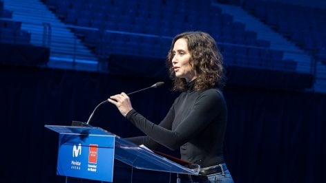 Ayuso visita las instalaciones del pabellón de eventos del Movistar Arena