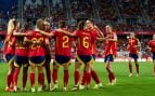 La selección española celebra un gol en la ida de semifinales de la UEFA Nations League femenina.
