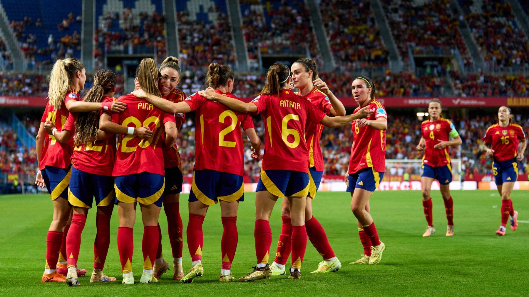La selección española celebra un gol en la ida de semifinales de la UEFA Nations League femenina. (Getty)