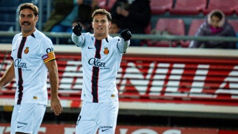 Llabrés, junto a Abdón, celebrando su gol.