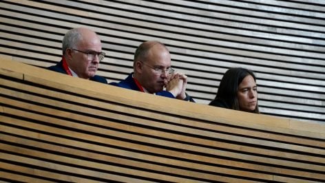 Miguel Tellado, en el centro, en la tribuna de las Cortes Valencianas, este martes. (JORGE GIL / EUROPA PRESS).