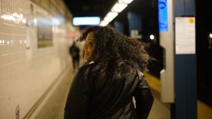 Cómo se dice detrás de mí o detrás mío en español, la RAE aclara si detrás mío es correcto, palabras que generan dudas en la RAE, ortografía y gramática dudas en español.