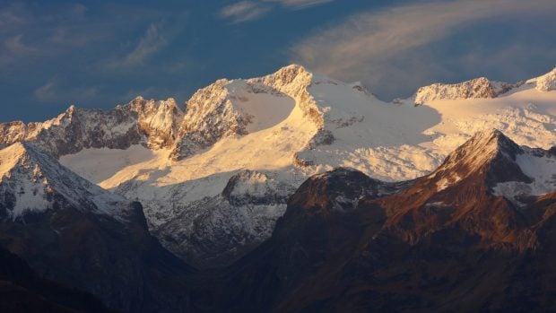 Macizo de la Maladeta con el pico Aneto al amanecer.