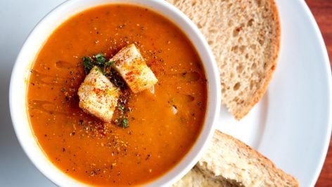 Crema de tomate con albahaca.