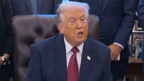 Donald Trump en el Despacho Oval durante el anuncio.