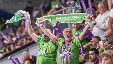 Dos aficionados animan al Illes Balears.