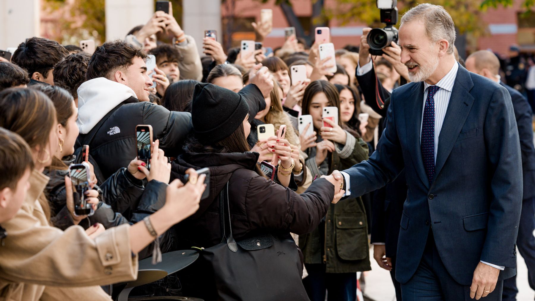 El Rey se desvincula de su padre: La Corona ha evolucionado para ser útil y servir al país