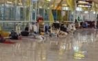 Personas sintecho durmiendo en el aeropuerto de Barajas en el año 2024.