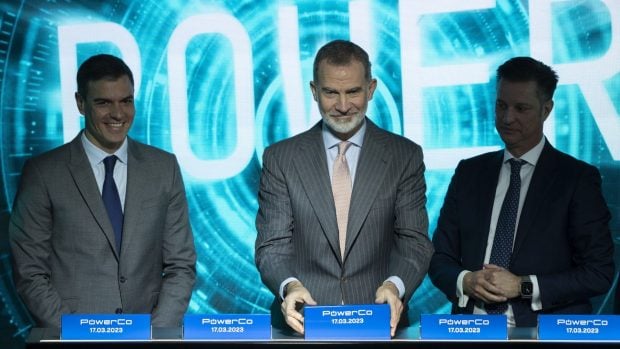 Pedro Sánchez y el rey Felipe VI inauguran la gigafactoría de Volkswagen.