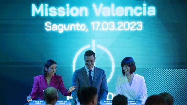 La ministra de Industria, Comercio y Turismo, Reyes Maroto; el presidente del Gobierno, Pedro Sánchez y la ministra de Ciencia e Innovación, Diana Morant, durante el acto inaugural del inicio de la construcción de la gigafactoría de PowerCo del Grupo Volkswagen