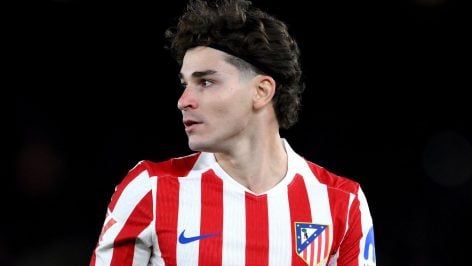 Julián Álvarez, durante el partido ante el Barcelona. (Getty)