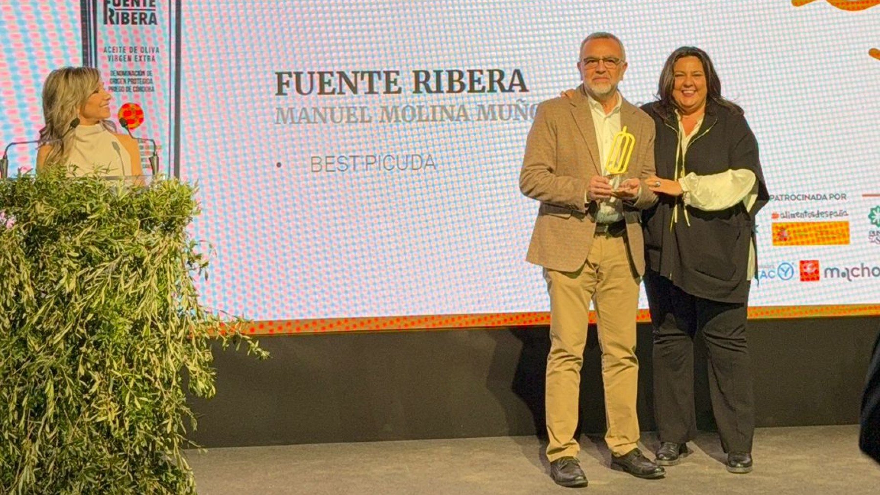 El CEO de Aceites Manuel Molina recibe el premio.
