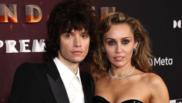 Maxx Morando y Miley Cyrus en un photocall. (Foto: Gtres)