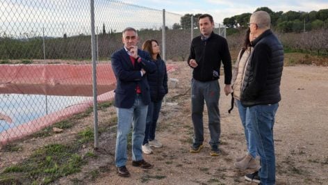 Miguel Barrachina, en primer término, a la izquierda del lector, con americana azul.