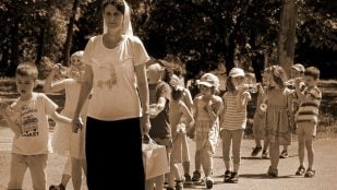 Refrán del siglo XIX sobre profesores que ya no se usa en España, significado Pasar más hambre que un maestro de escuela, refranes españoles del siglo XIX.