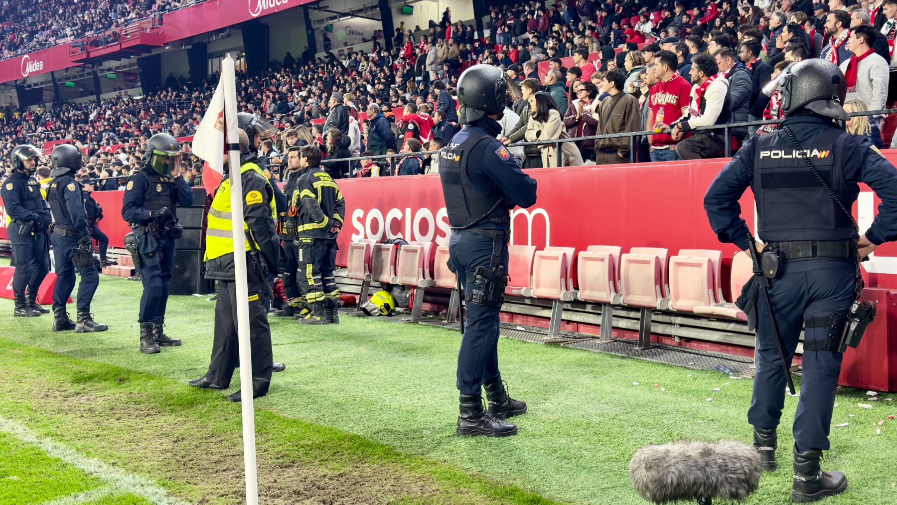 Cierre parcial del Sánchez Pizjuán durante tres partidos por el lanzamiento de objetos en el derbi