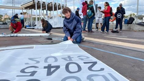 Uno de los participantes preparando su material en la terraza del Real Club Náutico de Palma.