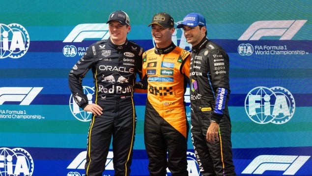 Carlos Sainz, en el podio junto con Max Verstappen y Lando Norris. (Europa Press)
