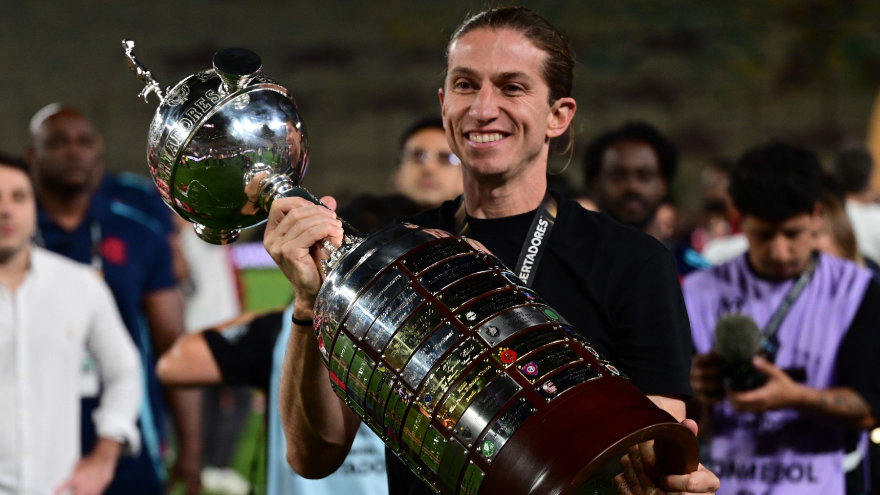 Filipe Luís levanta la Copa Libertadores ganada con el Flamengo. (Getty)